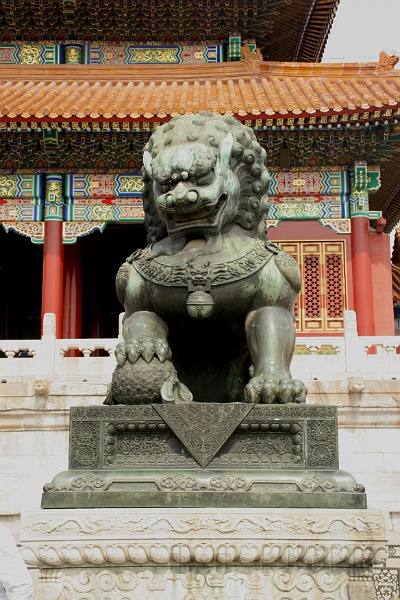 fc6.jpg - So!  Not a freakin' Fu Dog.  A lion!  There are a lot of lions protecting the entry ways of Chineese buildings.  Typically they are male and female.  How do you tell?  All will be revealed later on.  Study this photograph...